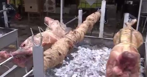 Σούβλες, χορός και γλέντι: Το μεγάλο πασχαλινό τραπέζι κάτω από την Ακρόπολη (Βίντεο)