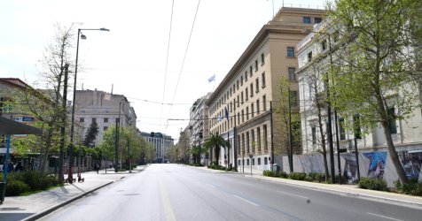 Άδειασε η Αθήνα: Σπάνιες εικόνες στο κέντρο – Έρημοι δρόμοι και ησυχία (Φωτογραφίες)