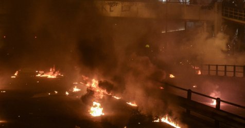 Με ΜΑΤ αντί για… μολότοφ και βαρελότα η Ανάσταση στον Νέο Κόσμο – Βίντεο