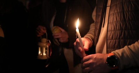 Άγιο Φως: Έσβησε το κερί του ιερέα από τον συνωστισμό πιστών στην Εύβοια (βίντεο)