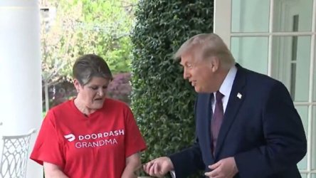 Ντόναλντ Τραμπ: Του θύμισαν να δώσει… αφορολόγητο φιλοδώρημα στη διανομέα που του έφερε φαγητό – “Νόμιζα ότι η φωτογραφία με παρουσίαζε σαν γιατρό, όχι σαν τον Χριστό” (Βίντεο)