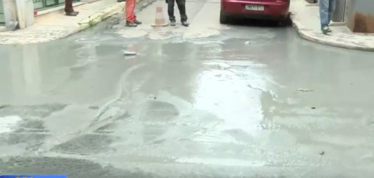 Περίεργο φαινόμενο στην Κυψέλη – «Αναβλύζει» τσιμέντο (Βίντεο)