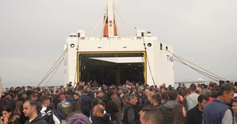 Ώρα μηδέν για τη Λέσβο: «Είμαστε στο απροχώρητο» – Νέος αποκλεισμός στο λιμάνι