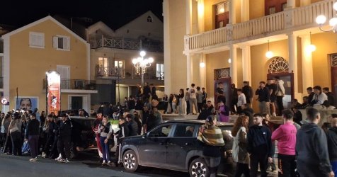 Πλήθος κόσμου έξω από το δικαστικό μέγαρο στο Αργοστόλι – Βίντεο