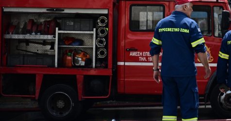 Φωτιά σε πολυκατοικία στην Ακαδημία Πλάτωνος – Μία γυναίκα ανασύρθηκε χωρίς τις αισθήσεις της