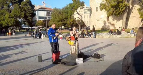 Θεσσαλονίκη: «Καμπάνα» 300 ευρώ σε μουσικούς του δρόμου στον Λευκό Πύργο (βίντεο)