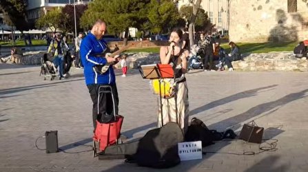 Οι μουσικοί του δρόμου «τρολάρουν» τον Δήμο Θεσσαλονίκης για το πρόστιμο των 300 ευρώ (Βίντεο)