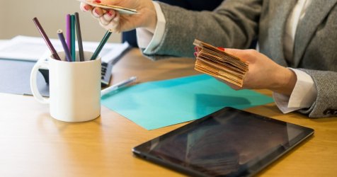 Μέτρα ανάσα για χιλιάδες οφειλέτες: Τι αλλάζει σε κατασχέσεις, 72 δόσεις και εξωδικαστικό μηχανισμό