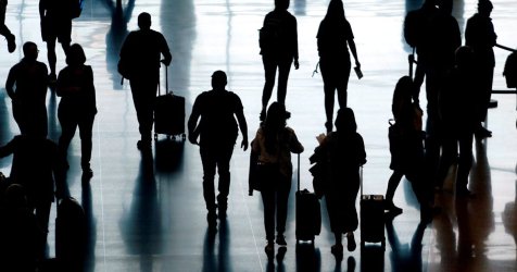 Ο πόλεμος στο Ιράν «απογείωσε» τα αεροπορικά εισιτήρια – Αυξήσεις 25% και δεκάδες χιλιάδες ακυρώσεις πτήσεων