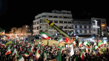 Απίστευτο γλέντι στο Ιράν για την παράταση της εκεχειρίας από τον Τραμπ: Έβγαλαν… βαλλιστικούς πυραύλους στο δρόμο