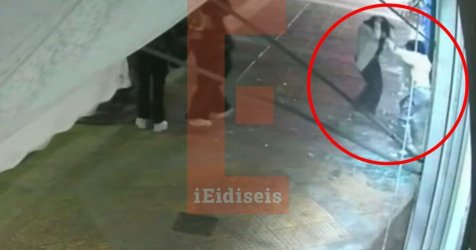 Βίντεο ντοκουμέντο: Η στιγμή που δύο κοπέλες γκρεμίζουν τη τζαμαρία καταστήματος μετά από καυγά
