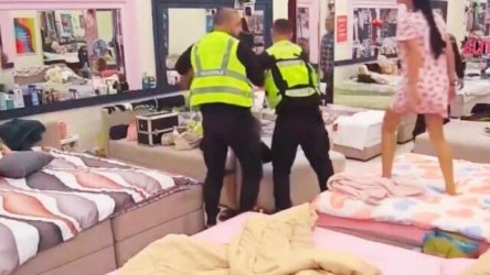 Χάος σε ριάλιτι: Παίκτης επιτέθηκε σε παίκτρια και την άρπαξε από τον λαιμό – Παρενέβησαν οι σεκιούριτι (Βίντεο)