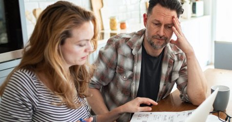 ΟΟΣΑ: Οι φόροι τσακίζουν την οικογένεια στην Ελλάδα – «Ασπιρίνες» τα επιδόματα