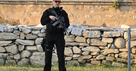 «Φρούριο» η Ρωμαϊκή Αγορά για τον Μακρόν – Άνδρες ασφαλείας με το «δάχτυλο στη σκανδάλη» (Εικόνες)