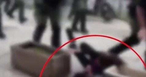 Βίντεο ντοκουμέντο: Διαδηλώτρια πέφτει με το κεφάλι σε ζαρντινιέρα μετά από κλωτσιά άνδρα των ΜΑΤ