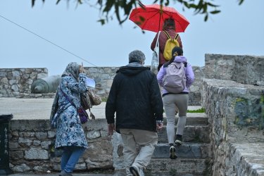 Καιρός «δύο ταχυτήτων» σήμερα: Έως τους 23 βαθμούς η θερμοκρασία – Πού αναμένονται βροχές και καταιγίδες