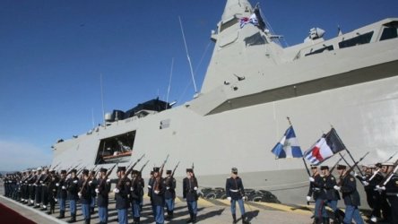 Μητσοτάκης και Μακρόν επιθεωρούν τη φρεγάτα «Κίμων» – Στις 12 η συνάντηση στο Μαξίμου