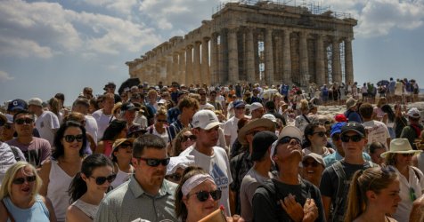 «Δεν μπορεί να γίνει η Αθήνα ένα γιγαντιαίο ξενοδοχείο»: Πρώτο θέμα στον Guardian ο Χ. Δούκας και ο υπερτουρισμός