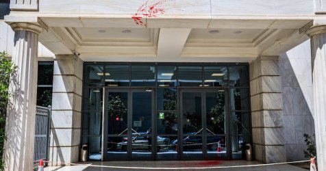 Τρεις συλλήψεις για την επίθεση με βαριοπούλες στο Διοικητικό Εφετείο Αθηνών