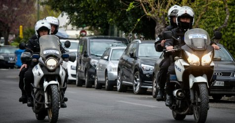 Βούλα: Τέσσερις συλλήψεις «παρκαδόρων» που στάθμευαν τα οχήματα «πελατών» παράνομα σε δημόσιους χώρους