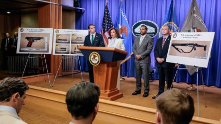 Επίθεση στο δείπνο της Ένωσης Ανταποκριτών: Αυτά τα όπλα χρησιμοποίησε ο 31χρονος – Τι είπαν σε συνέντευξη τύπου εκπρόσωποι των Αρχών (Εικόνες)