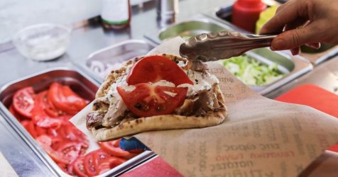 Τέλος το «φθηνό» σουβλάκι: «Πάτησε» τα 5 ευρώ σε πολλές περιοχές – Πού σκαρφάλωσε στα 7 ευρώ