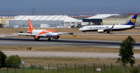 Λουκέτο σε αεροπορικές, μαζικές απολύσεις: “Μαύρες” προβλέψεις από το αφεντικό της Ryanair