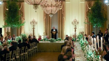 Δείπνο Τραμπ με βασιλιά Κάρολο στον Λευκό Οίκο: Τα μηνύματα συμμαχίας, η αναφορά στους Δημοκρατικούς και η επίκληση στον Σαίξπηρ (Βίντεο)