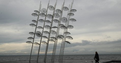 Πρωτομαγιά με… χειμωνιάτικο σκηνικό: Η ψυχρή εισβολή φέρνει βροχές, καταιγίδες και αισθητή πτώση της θερμοκρασίας