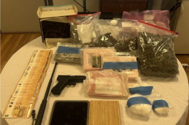 Διακινούσαν ναρκωτικά και όπλα σε Αττική, Θεσσαλονίκη, Κρήτη – 8 συλλήψεις