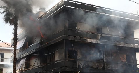 «Ξέμειναν γρήγορα από νερό τα πυροσβεστικά» – Τι λένε οι κάτοικοι στο Ίλιον για την φωτιά που κατέκαψε ολόκληρη πολυκατοικία (Εικόνες, Βίντεο)