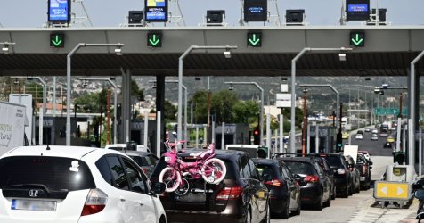 Μετ’ εμποδίων η έξοδος για την Πρωτομαγιά: Ουρές χιλιομέτρων στα διόδια Ελευσίνας – Τα δύσκολα σημεία