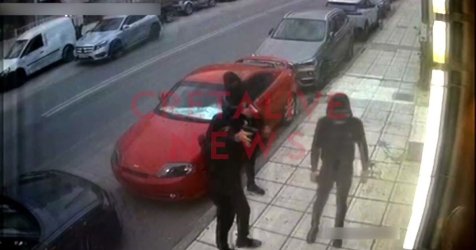 Ηράκλειο: Σοκάρει βίντεο ντοκουμέντο από την άγρια επίθεση με μαχαίρι και όπλα έξω από μπαρ
