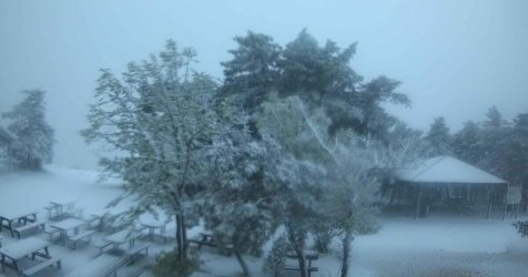 Μάιος μόνο στο ημερολόγιο: Χιόνι στην Πάρνηθα, στα λευκά Καλάβρυτα, Παρνασσός, Πήλιο (Βίντεο)