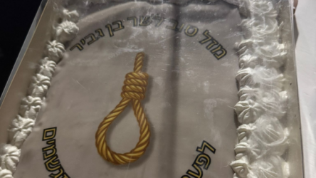 Ισραήλ: Η σύζυγος του υπουργού Εθνικής Ασφάλειας του πήρε τούρτα με.. θηλιά για τα γενέθλιά του (Βίντεο)