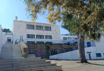 Διατηρητέο αλλά επικίνδυνο: Αυτό είναι το «σχολείο του τρόμου» στην καρδιά της Αθήνας (Εικόνες)