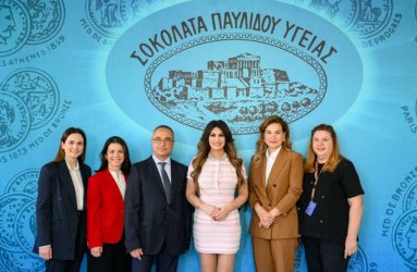 Η Κίμπερλι Γκίλφοϊλ ξεναγήθηκε στις εγκαταστάσεις της ιστορικής σοκολατοποιίας Παυλίδη