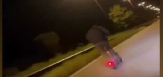 Το «τερμάτισε» με πατίνι στη Λεωφόρο Βουλιαγμένης – Έτρεχε με 120 χλμ/ώρα (Βίντεο)
