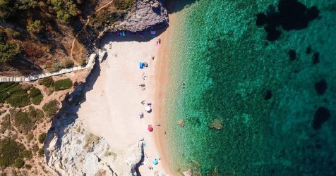 Οι παραλίες κοντά στην Αθήνα για το πρώτο μπάνιο στη θάλασσα