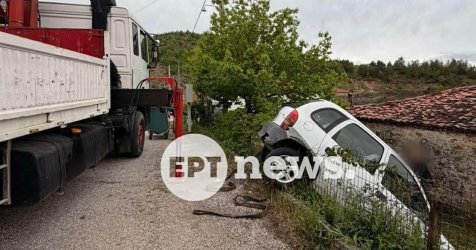 Τροχαίο στην Καστοριά: Αυτοκίνητο κατέληξε σε αυλή σπιτιού
