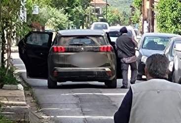 Φωτογραφίες ντοκουμέντο: Η στιγμή που οι τρεις ληστές φεύγουν από την τράπεζα στην Κάτω Τιθορέα