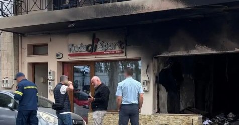 Αίγινα: Έκαψαν ολοσχερώς τη σχολή οδηγών του Δημάρχου Γιάννη Ζορμπά