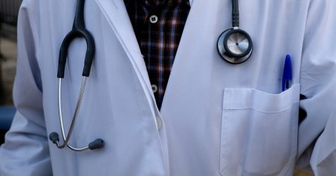 Νέα απάτη κατά του ΕΟΠΥΥ: «Φάμπρικα» με μαϊμού-παραπεμπτικά φυσιοθεραπείας – Πώς στήθηκε η κομπίνα