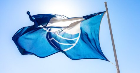 Γαλάζια σημαία 2026: Οι 624 καθαρές παραλίες στην Ελλάδα (Λίστα)