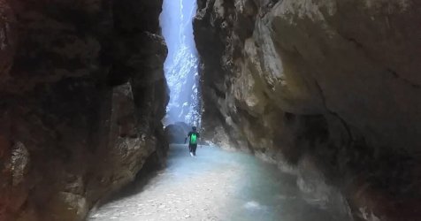 «Ανακαλύπτοντας το Μυστικό Φαράγγι της Ελλάδας: Εντυπωσιακοί Κάθετοι Βράχοι και Απίστευτο Τοπίο»