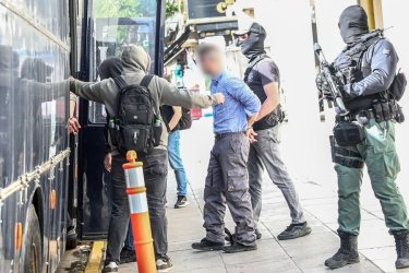 Επεισόδια στην Ευελπίδων μετά την προφυλάκιση των 6 για τη ληστεία στην Κάτω Τιθορέα