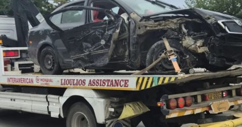 Σοβαρό τροχαίο στη Σκιάθο με δύο τραυματίες – Αυτοκίνητο «καρφώθηκε» σε είσοδο ξενοδοχείου