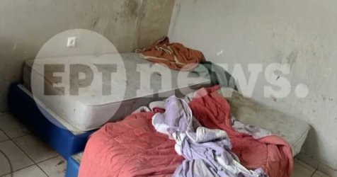 Εικόνες σοκ από σπίτι στους Αγίους Αναργύρους: Μέσα στα σκουπίδια και τη βρωμιά ζούσε οικογένεια με μικρά παιδιά