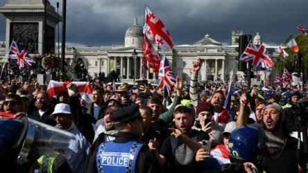 Λονδίνο: Χιλιάδες διαδηλωτές και 31 συλλήψεις σε πορείες υπέρ και κατά της μετανάστευσης