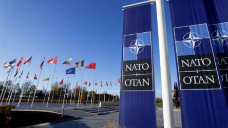Bloomberg: Το ΝΑΤΟ εξετάζει στρατιωτική αποστολή στα Στενά του Ορμούζ για την προστασία εμπορικών πλοίων